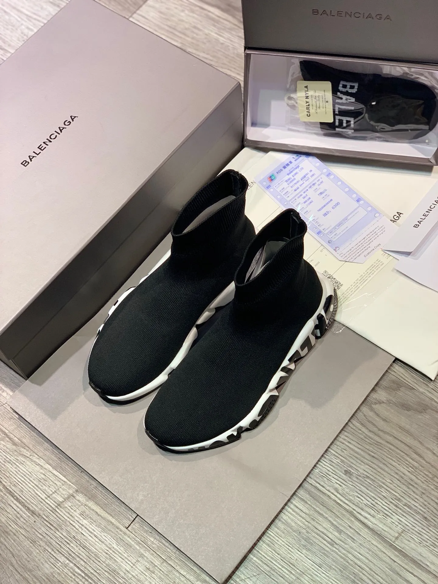 👟👟Ex-factory price 420👟👟 [Ready stock top version vacuum outsole] Balenciaga 👣Size: 35 36 37 38 39 40 41 42 43 44 45 [Socks in original packaging delivered] 🔥Balenciaga's "Speed" High-top sock-style sneakers are instantly recognizable and have ever-lasting popularity. This item is made in Italy from stretch knitted fabric. The rubber sole has excellent elasticity. Only half of the brand name printed on it is visible. Compared with the previous exaggerated and eye-catching style, it has a sense of "half-covering the face as if holding a pipa", and the brand's ingenuity in innovating the logo printing trend can also be seen.